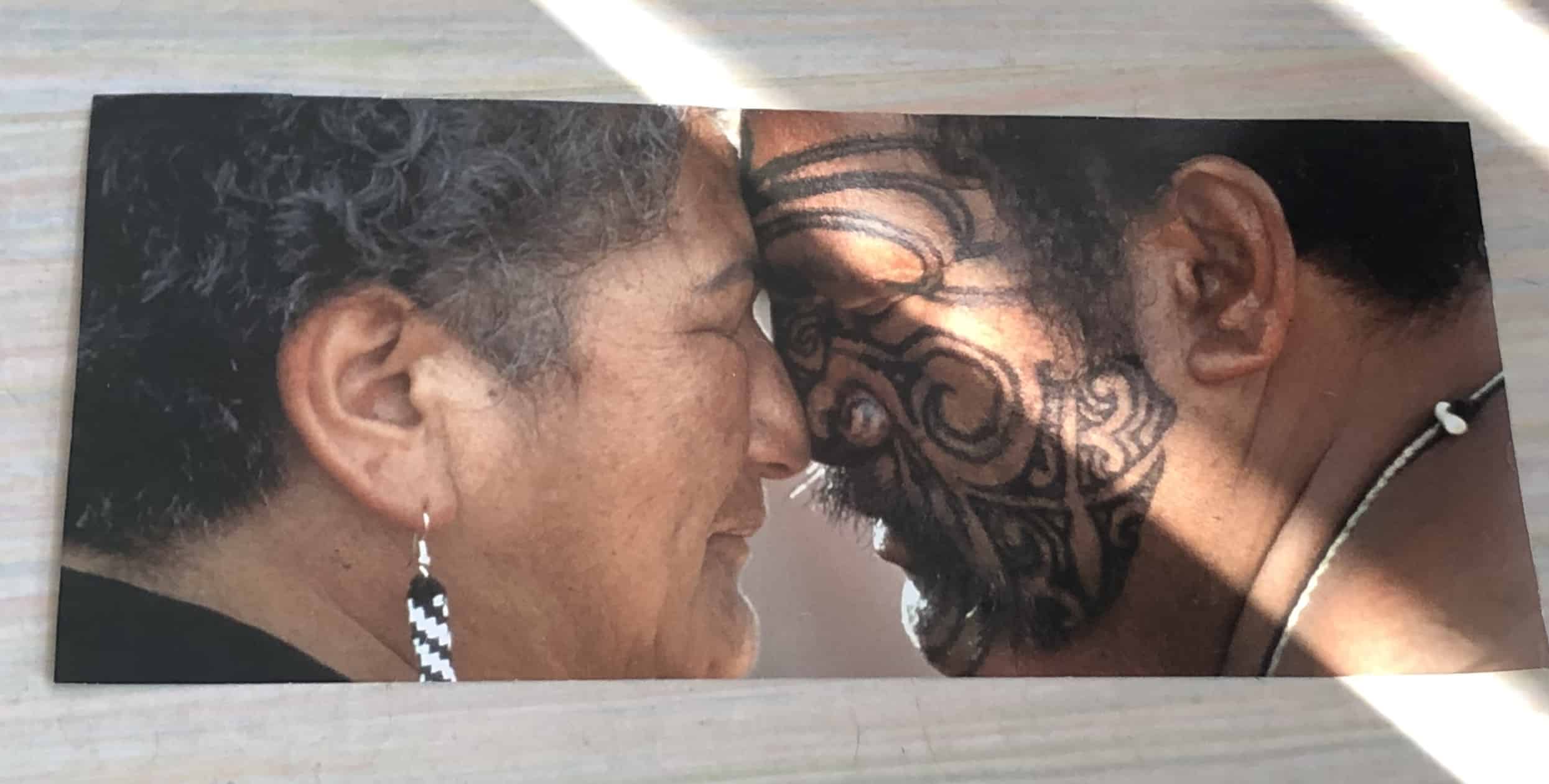 Man en vrouw die met de hoofden tegen elkaar aanleunen op een gerustellende liefhebbende manier met gesloten ogen.